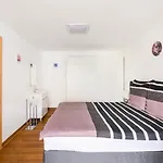 Guenstiges Gruenes Ferienzimmer Mit Separater Moderner Dusche דירה