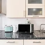 Guenstiges Gruenes Ferienzimmer Mit Separater Moderner Dusche