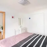 Guenstiges Gruenes Ferienzimmer Mit Separater Moderner Dusche לוראך
