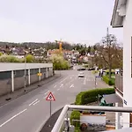 Guenstiges Gruenes Ferienzimmer Mit Separater Moderner Dusche דירה