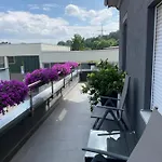 Guenstiges Gruenes Ferienzimmer Mit Separater Moderner Dusche