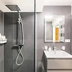 Guenstiges Gruenes Ferienzimmer Mit Separater Moderner Dusche לוראך