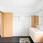 דירה Guenstiges Gruenes Ferienzimmer Mit Separater Moderner Dusche