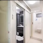 Guenstiges Gruenes Ferienzimmer Mit Separater Moderner Dusche לוראך