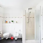 Guenstiges Gruenes Ferienzimmer Mit Separater Moderner Dusche דירה לוראך