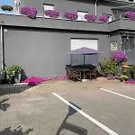Guenstiges Gruenes Ferienzimmer Mit Separater Moderner Dusche דירה *