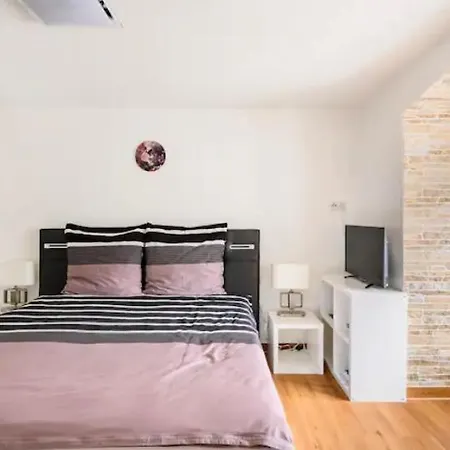 Guenstiges Gruenes Ferienzimmer Mit Separater Moderner Dusche Apartman *