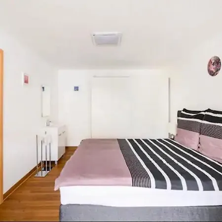Guenstiges Gruenes Ferienzimmer Mit Separater Moderner Dusche Apartman
