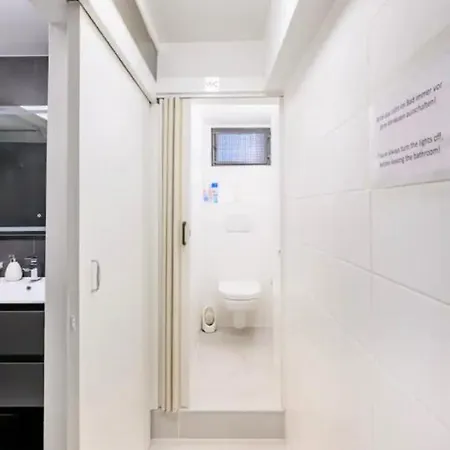 Guenstiges Gruenes Ferienzimmer Mit Separater Moderner Dusche Apartman