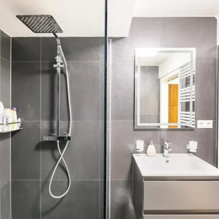 Guenstiges Gruenes Ferienzimmer Mit Separater Moderner Dusche Lörrach