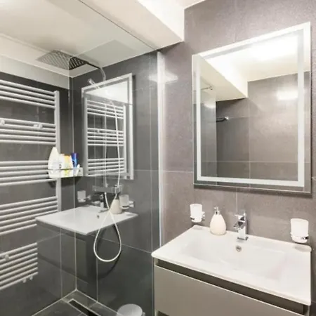 Guenstiges Gruenes Ferienzimmer Mit Separater Moderner Dusche