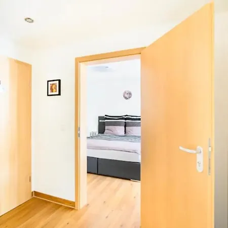 Guenstiges Gruenes Ferienzimmer Mit Separater Moderner Dusche Lörrach